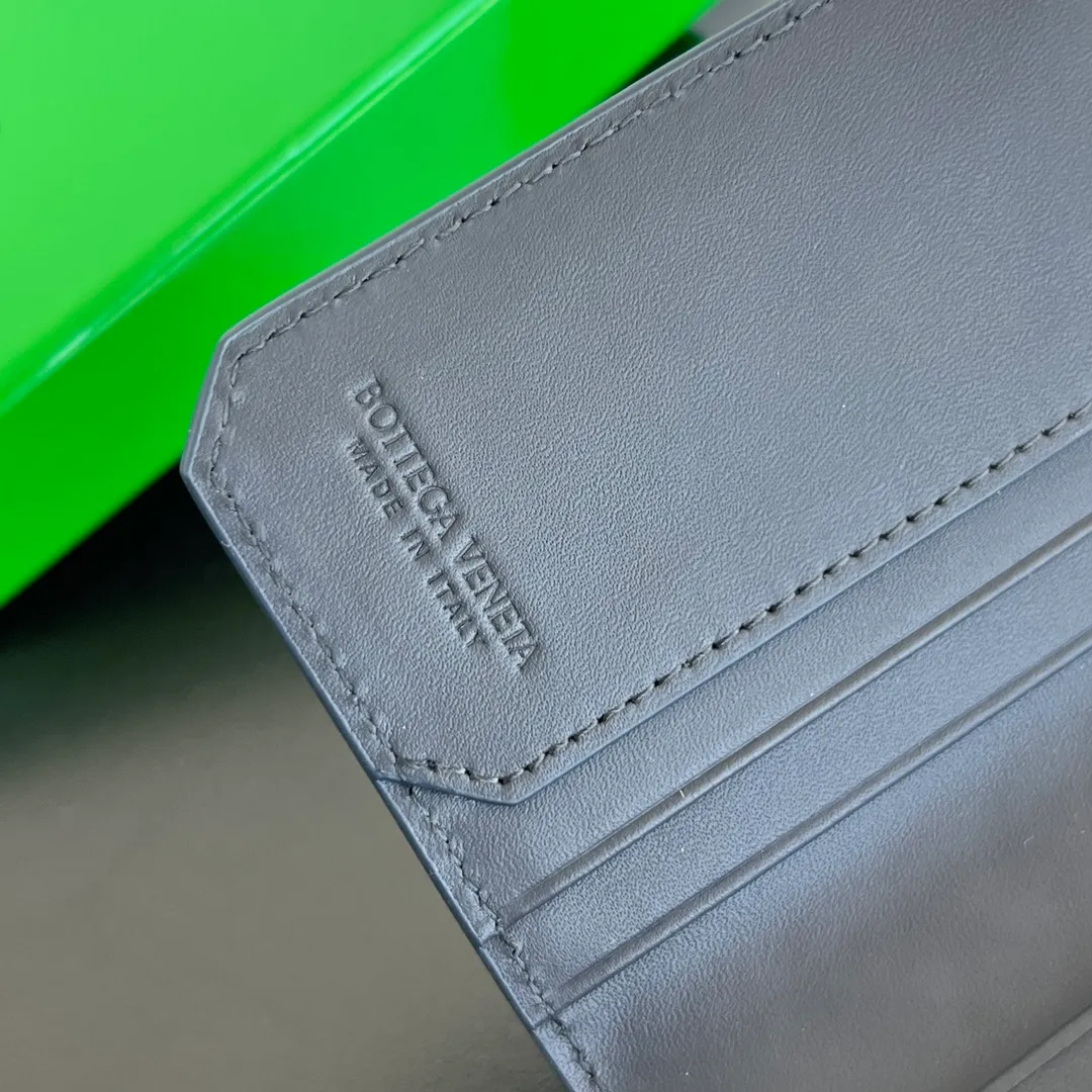 BV's new 796964 woven Piccolo Elap flap calf pickup bag. The classic small woven returns. Compared with the previous style, the woven leather strip is more delicate and has a stronger weaving feel. It inherits the sturdiness and durability of BV. The flip closure has a plug-in structural design. Daily change and cards can be put in. The appearance is durable and can be packed. It is recommended to buy exquisite goods P480 size: 10.2*8.2*0.5cm